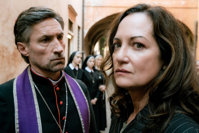 Kardinal Köhlbauer (Benjamin Sadler) gefällt es gar nicht, dass Karla Lorenz (Natalia Wörner) sich in die Belange der Kirche einmischt.
